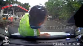 Traffic enforcer fakes being hit to halt escaping car in China