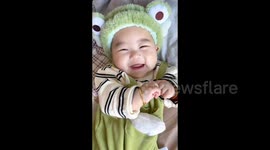 China: The baby laughs sincerely
