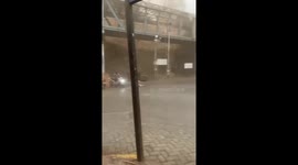 Terrifying Mumbai dust storm video shows massive scaffolding falling