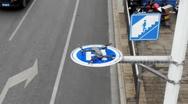 Traffic police creatively design parking pads on lampposts for drones to extend flight duration