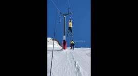 Fearless skier defies convention by hanging from a soaring lift