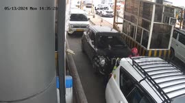 India: After an argument between female employees toll plaza, the car driver tried to woman hanging on the bonnet of the car dragged for a long distance