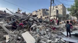 Israeli airstrikes kill 40 in central Gaza refugee camp