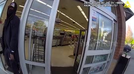 USA: Police Apprehend Woman with Stolen Cash Register in Front of Store