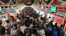 China: Tourists Queue Up To Enjoy Food in Xi'an