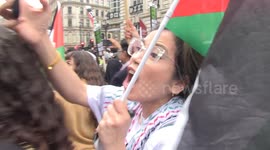 Emotions run high as Palestine and Israel supporters face off in London's Piccadilly Circus