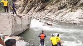 Northern India: A young man who had come Shri Kedarnath Yatra slipped while bathing in the river at Sonprayag and got stuck at the other end of the river SDRF team resqued