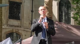 Speaker Gabriel Shipton mobilized supporters to release his brother Julian Assange near the Royal Court of Justice in London, UK.