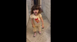 Little girl's hilarious yarn trick in Moscow
