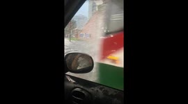 Unexpected soaking: Bus splash soaks car commuters in Buenos Aires
