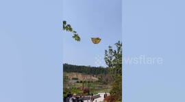 Flying tent swept by strong winds amuses kids in China