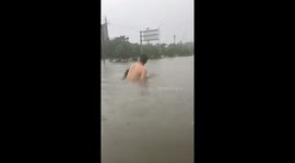 Adventurous man takes dive in floodwaters in southern China
