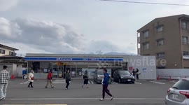 Japan builds Mount Fuji barrier to deter tourists from taking pictures