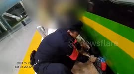Quick-thinking policeman heroically rescues boy falling between train and platform at Chinese station