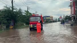 Flash flood swamps road after heavy rain in northeast Thailand