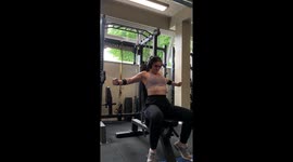 Dedicated lady's gym mishap proves even fitness pros have their 'Stuck' moments!
