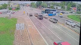 Out-of-control bus crashes into cars at red light traffic