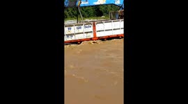 An excavator successfully rescued a truck trapped in a flash flood