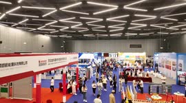 Business people express interest in Chinese wire mesh products at expo in China