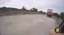 USA: Officer Rescues Stranded Kitten from Busy Highway