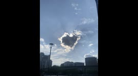 Stunning heart-shaped cloud captivates London sky