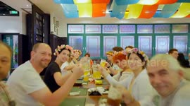 Foreign expats enjoy colorful nightlife in Hefei, China