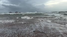 Sri Lanka: Beginning of a storm on the ocean coast in the town of Hikkaduwa