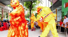 Female lion dance team supports underprivileged children in Vietnam