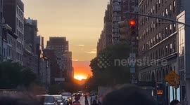 Hundreds gather to get perfect picture of Manhattanhenge