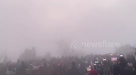 Thick fog engulfs climbers on Mount Tai in China