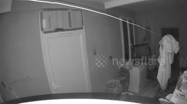 Un fantôme une âme en vidéo derrière sur la porte