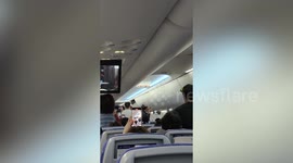 Opera singers entertain passengers on plane on delayed flight