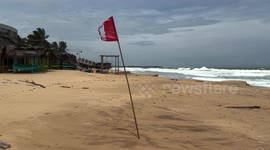 Sri Lanka: A wind tore the red flag, signaling that the beach is closed for swimming in Hikkaduwa