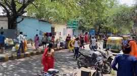 New Delhi's people's faces severe water crisis as the temperatures Soar,water tankers distributing water