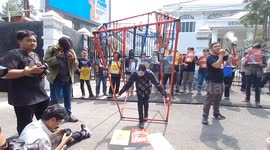 Indonesia: Journalists take part in a protest against the latest draft revision of the broadcasting law by Indonesian legislatives (DPR), which they consider a threat to press freedom in Bandung 2