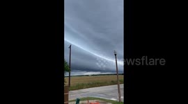 US: Stunning Shelf Cloud Looms Over Northern Texas