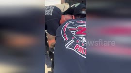 USA: Los Angeles County Firefighters Rescue Stranded Kitten
