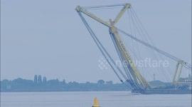 Most powerful Dutch sheerleg crane arrives on the Thames, UK