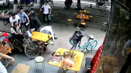 Out-of-control three-wheeler crashes into outdoor diners due to driver's misoperation in southern China