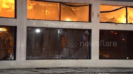 USA: Massive 3 Alarm Fire Engulfs Building in Bakersfield