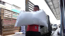 Super-strong Thai worker can carry rice sack with his MOUTH