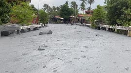 Philippines: Kanlaon Volcano Eruption – Lahar Roars Through Town In La Castellana 6