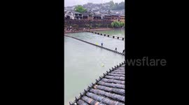 Heroic boatman and worker rescue tourist who fell into river in China