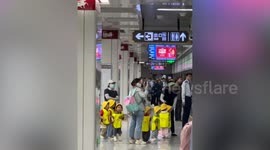 Toddlers wear yellow vests and hats on subway in China