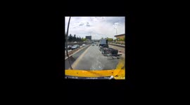 Oto Kurtarma hizmeti veren kişi yol ortasında kalan yavru kediyi kurtarıyor