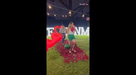 Man makes his love story blossom to new heights by surprising GF with a wedding proposal