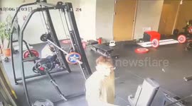 Gymgoer ends up on crutches after barbell weight drops on foot