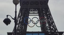 Olympic Games of Paris: Giant Olympic Rings have been installed on the Eiffel Tower, Paris, France. (Laid on the end of the week). (Vidéo: 8 may 2024).