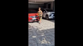 Daughter surprises mum with 'money umbrella' birthday gift