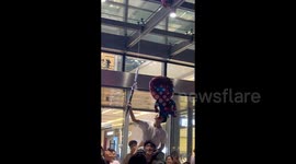 Passersby team up to help rescue a child's balloon that floated up to ceiling in China